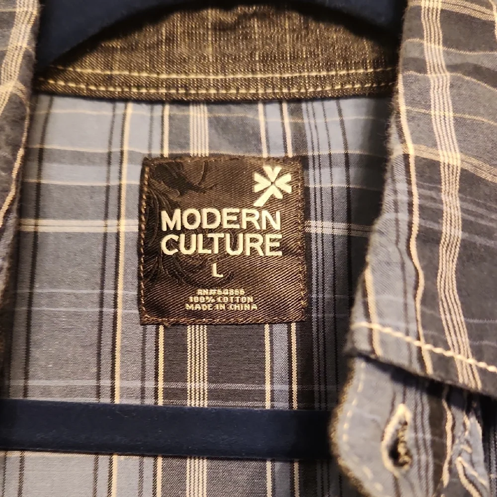 Blue Casual Button Down Shirt with Western Flair - Picture 2 of 2